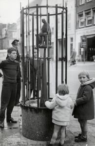 500335 Afbeelding van enkele kinderen bij het beeld De Ambtenaar van L. Dusée aan de Korte Minrebroederstraat te Utrecht.
